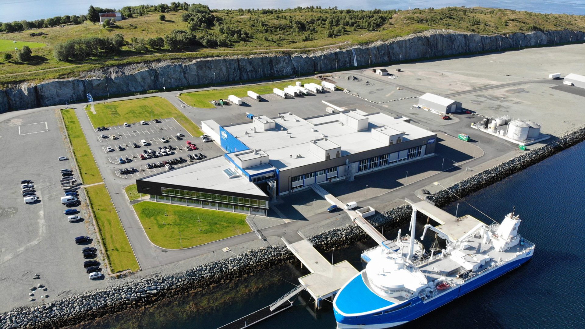 Lerøys slakteri på Jøsnøy på Hitra sett fra lufta, med brønnbåt ved kaia